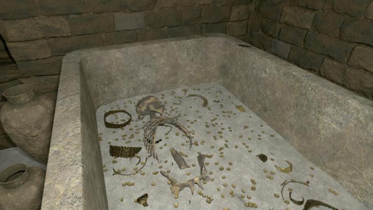 L'intérieur de la tombe dans laquelle ont été découverts les deux squelettes de femmes entourés d'une multitude d'objets précieux